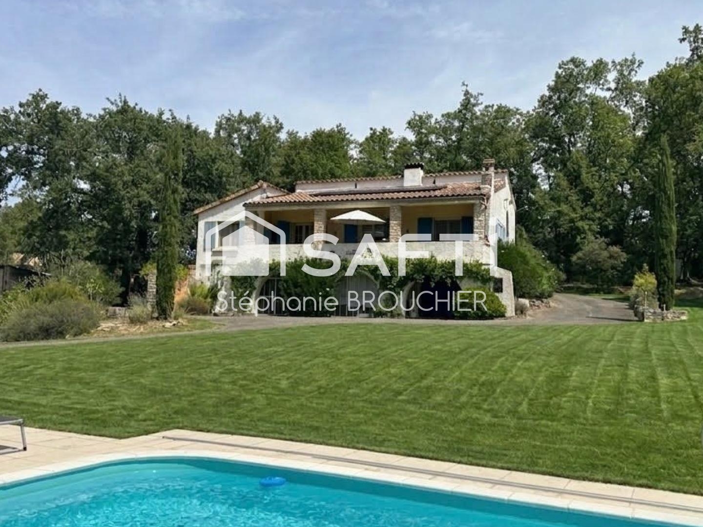 Maison sur un beau terrain avec piscine