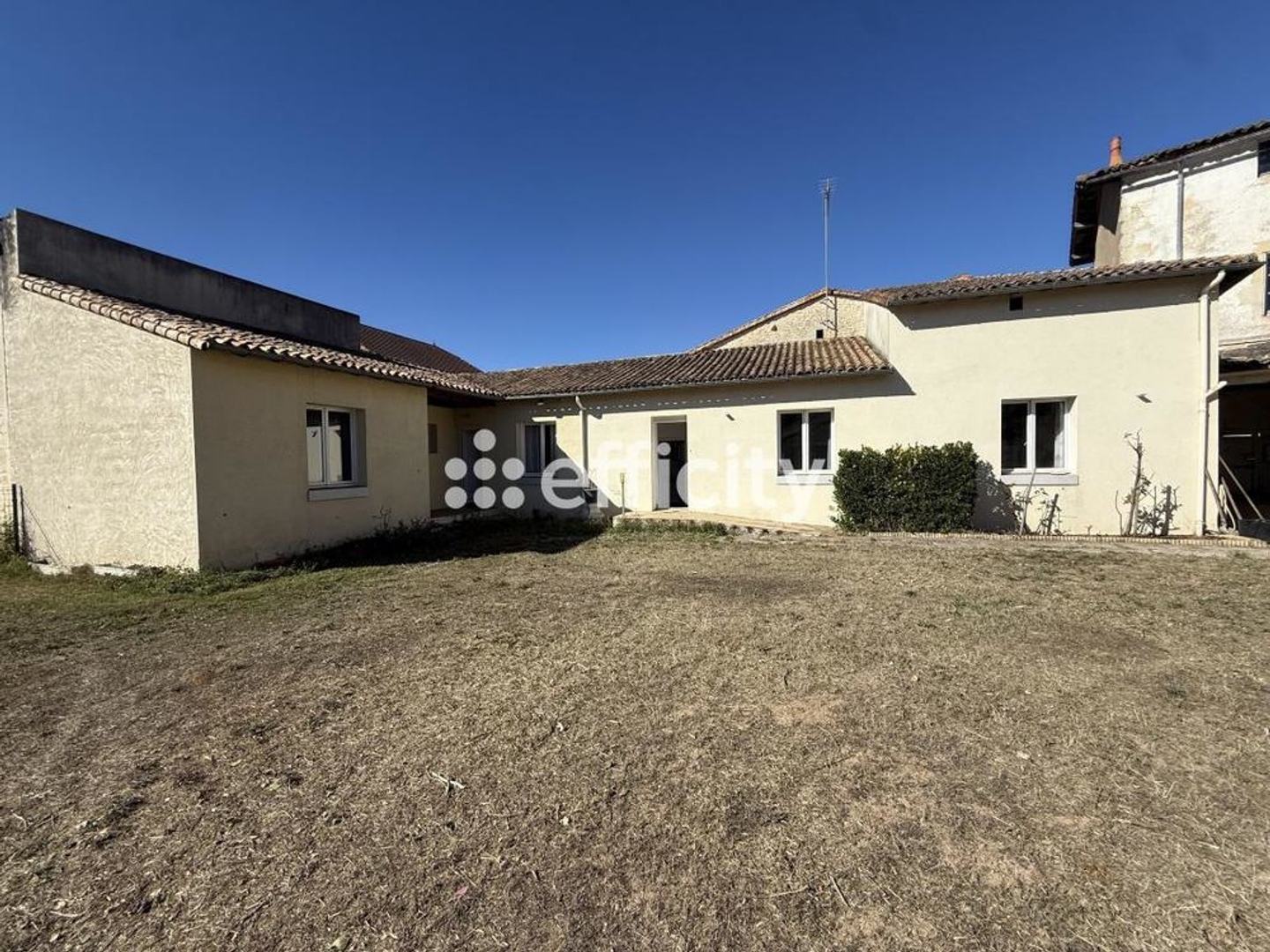 Maison à vendre - 6 pièces - 165m2 - Chaunay (86510)