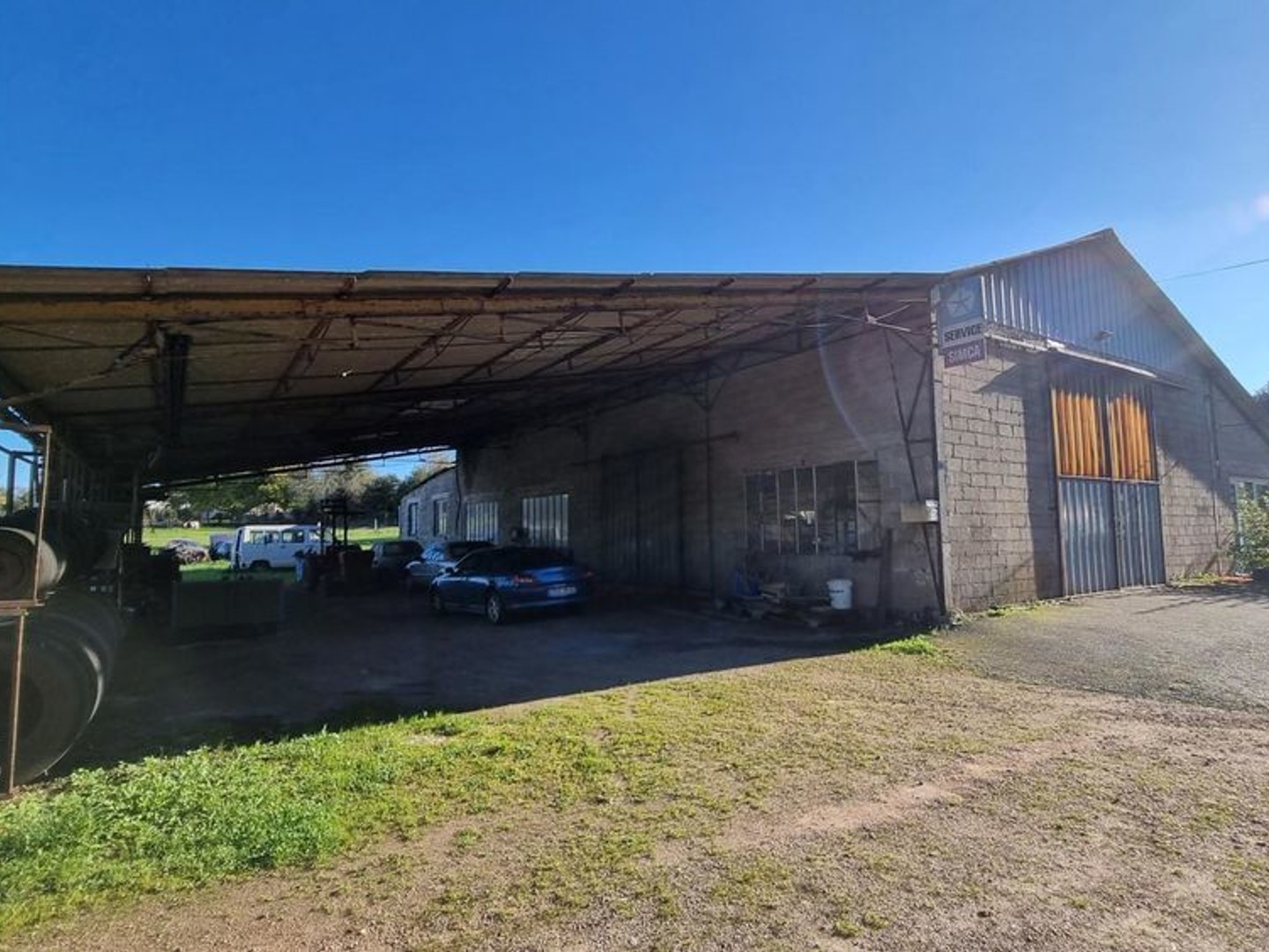 Atelier et appentis sur 6012m²