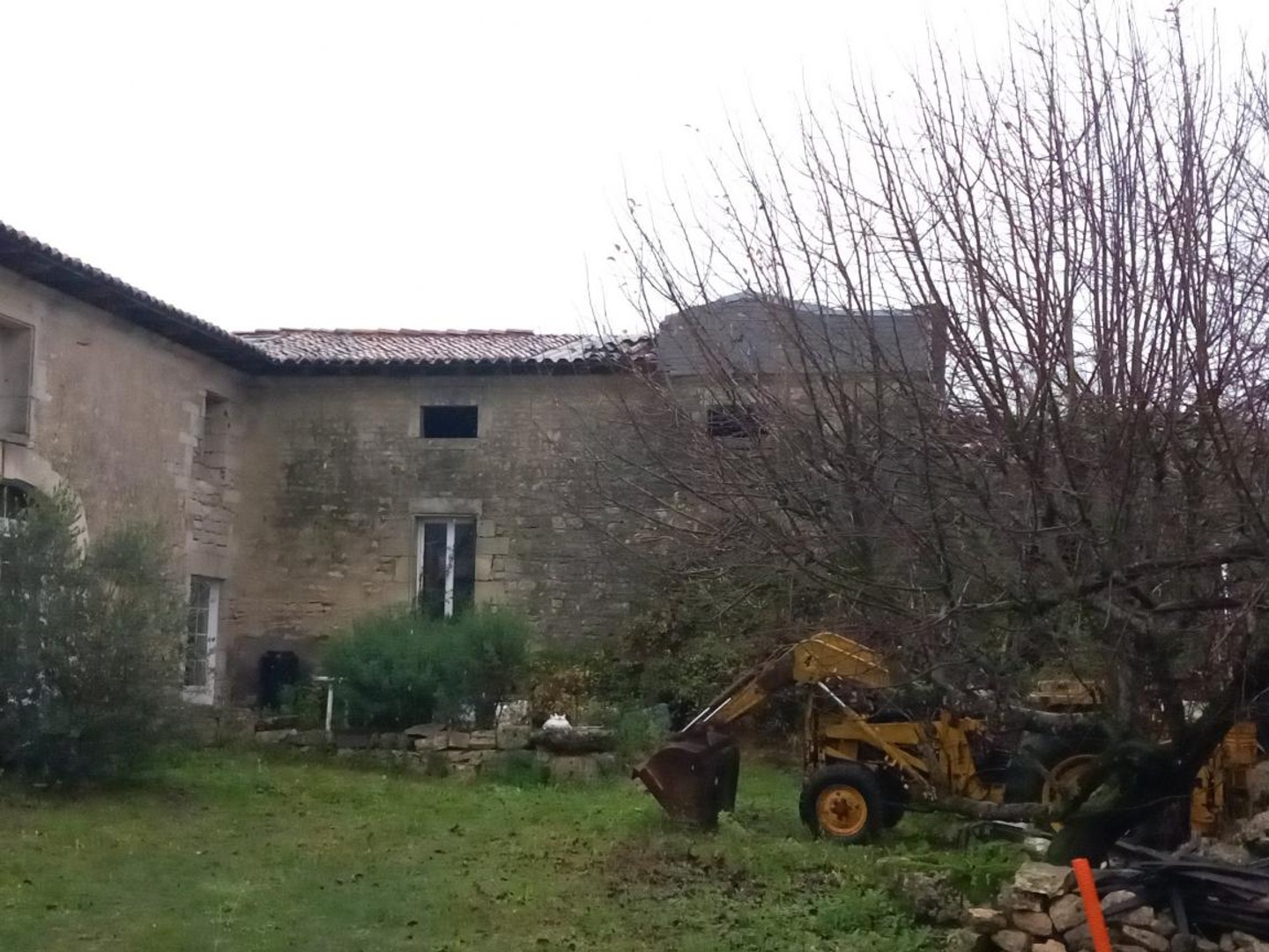 Maison de pierre 164 m², comprenant 6 pièces à rénover sur 1étage