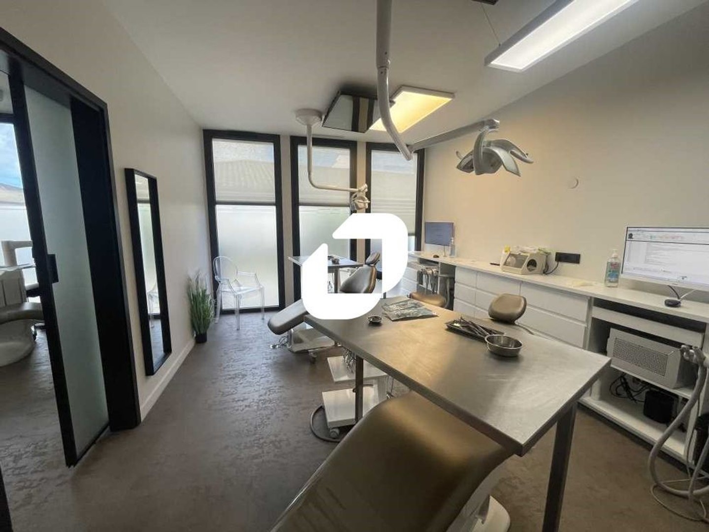 Locaux Commerciaux - A VENDRE - 180 m² non divisibles