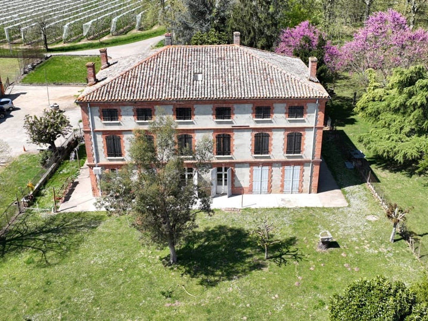 NEGREPELISSE - Maison de maître de 750 m2 avec dépendances sur 2 hectares et plus