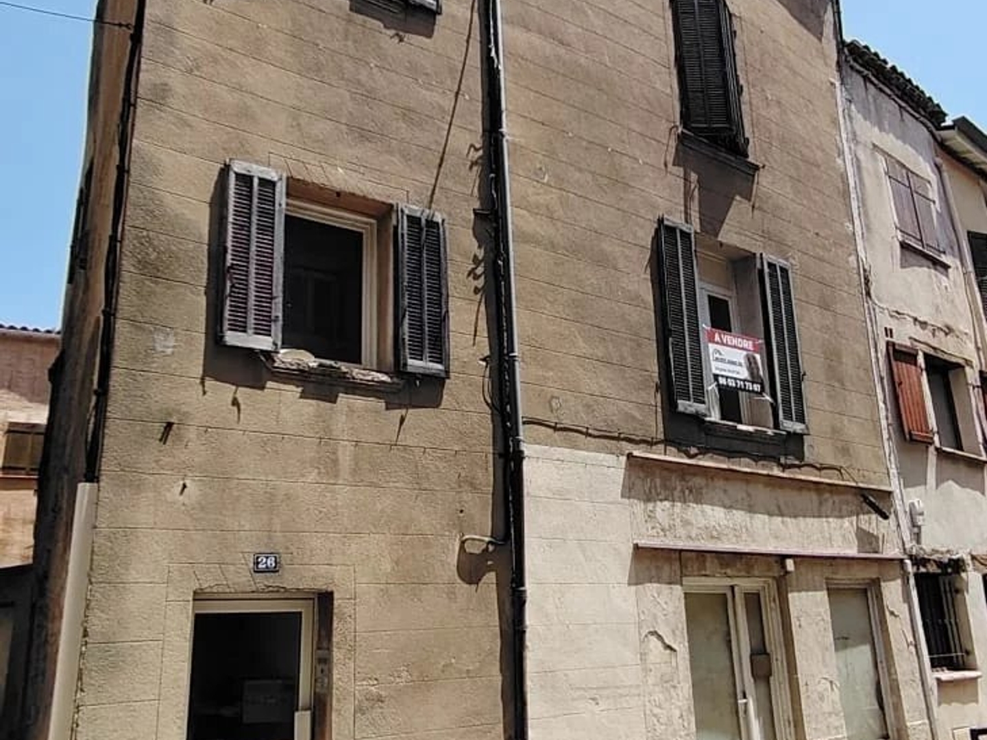 Immeuble composé de trois T3 et un commerce à La Roquebrussanne