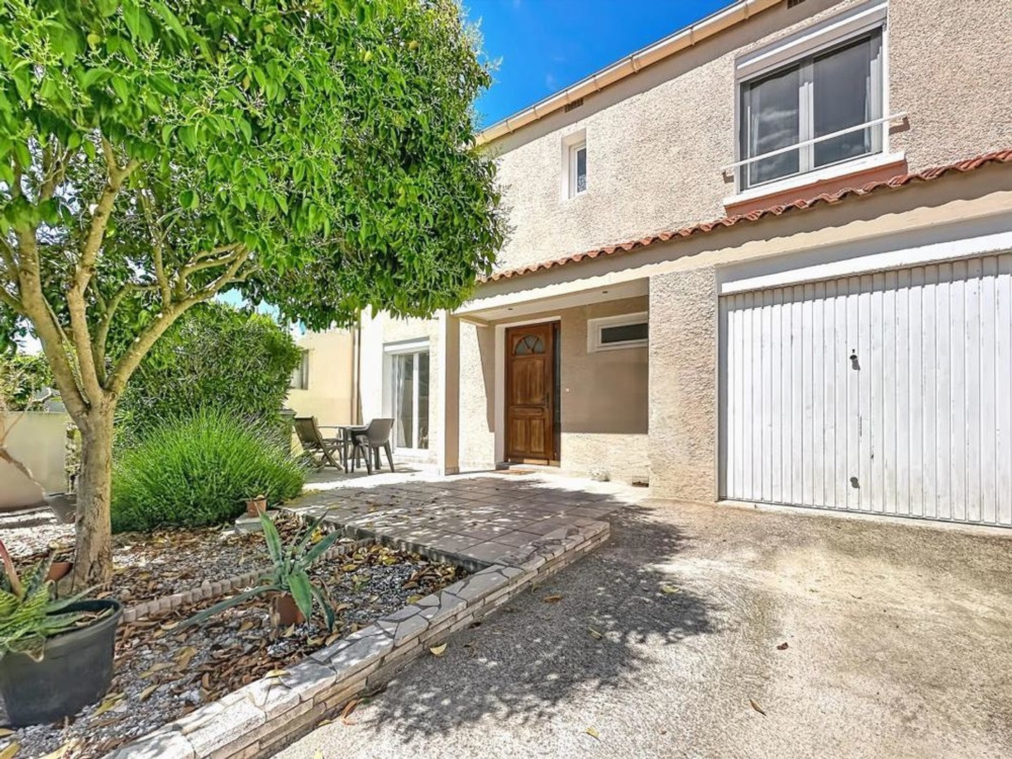 Maison rénovée de 5 pièces de 112 m² avec terrasses jardin à Capestang