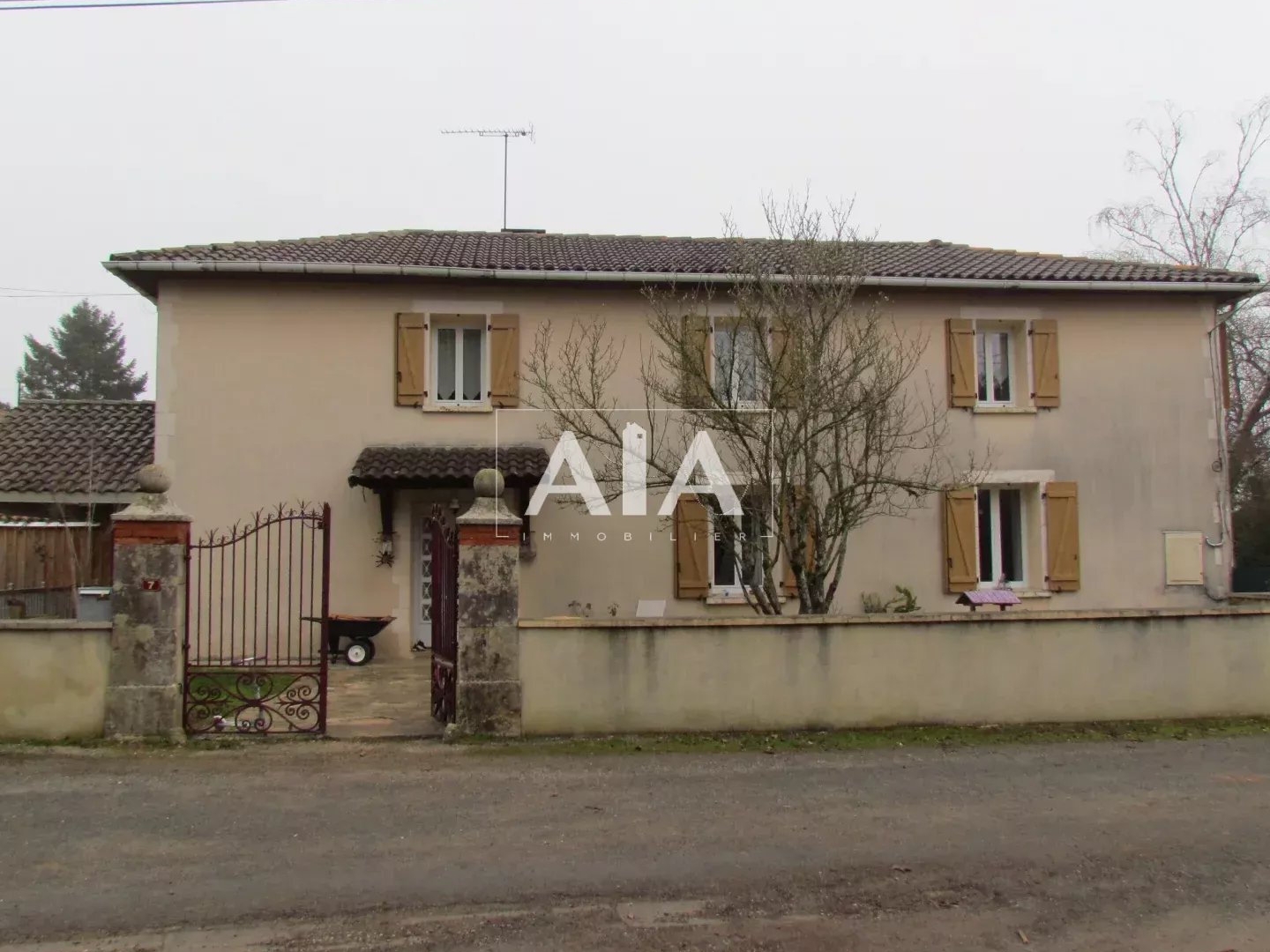 PROCHE DE NANTEUIL EN VALLEE