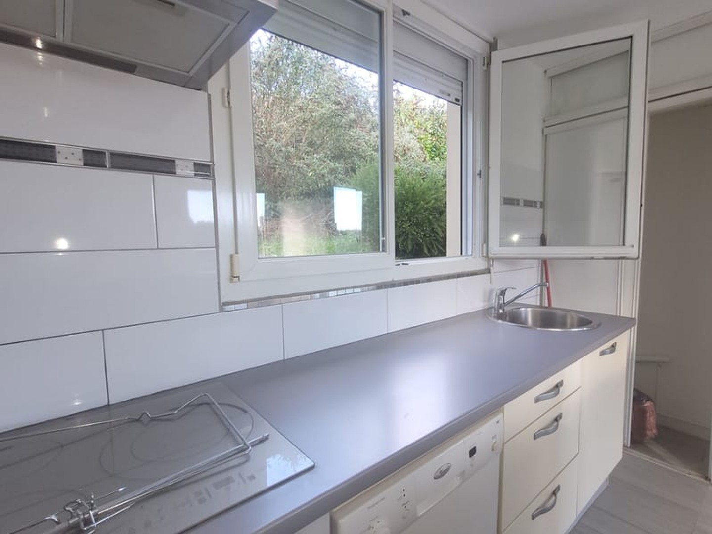 Vue panoramique , maison ensoleillée avec beau terrain
