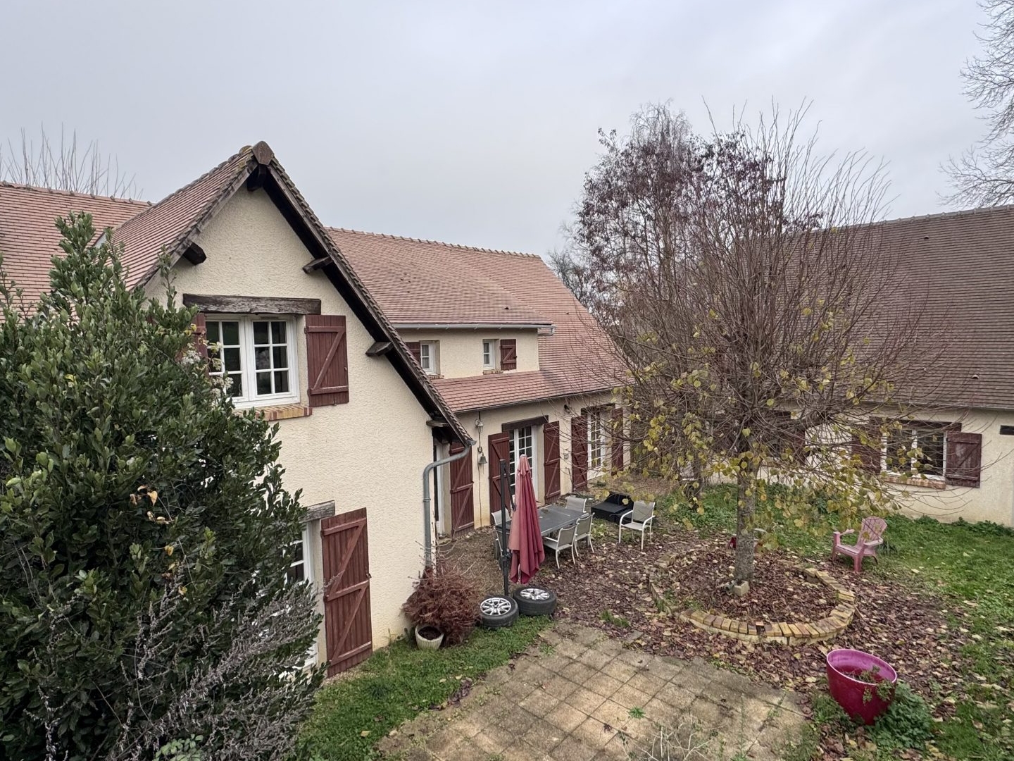 Maison de maçon avec un grand garage