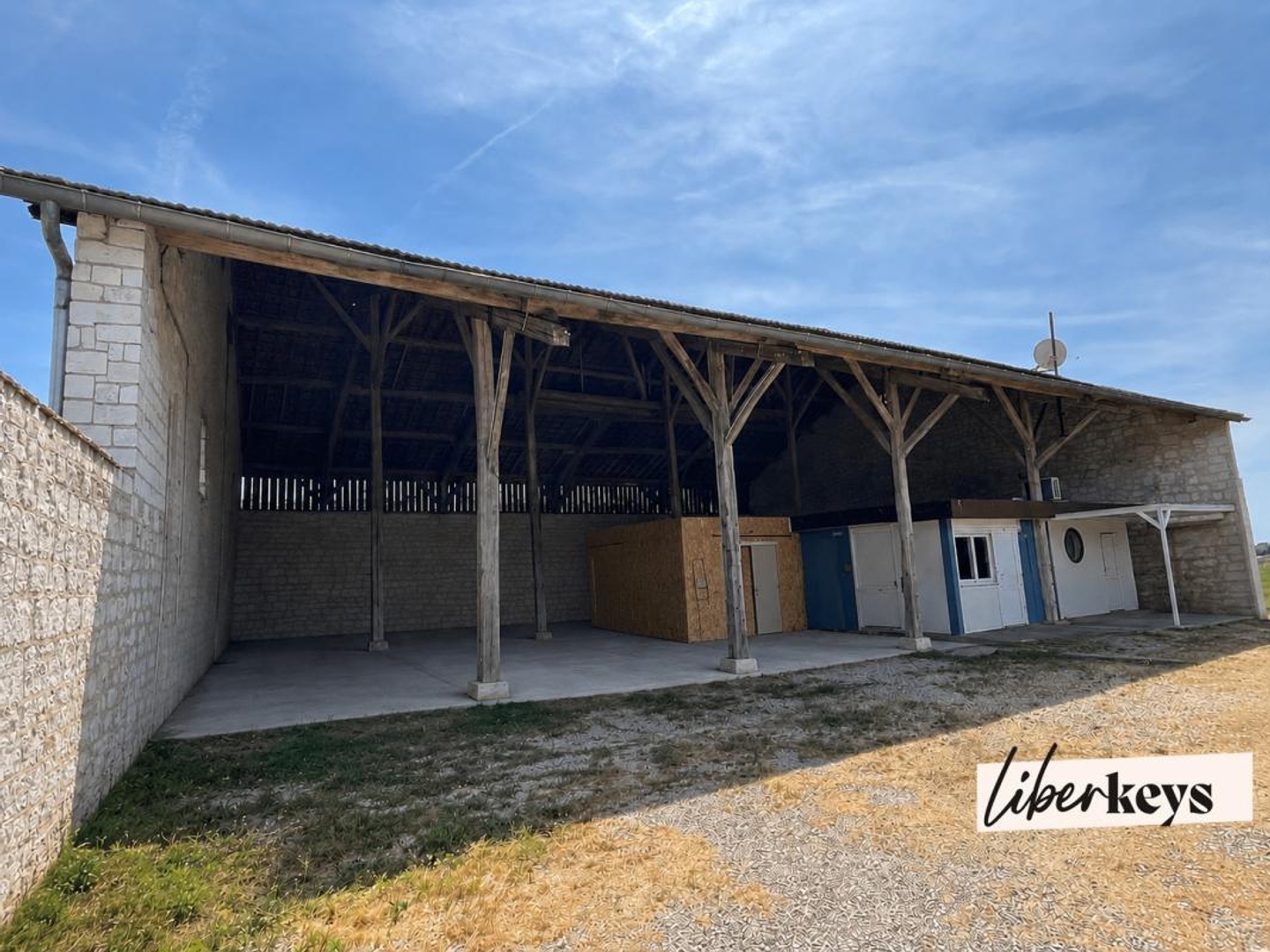 Grange de caractère avec dépendance provisoire - Fort potentiel d'aménagement