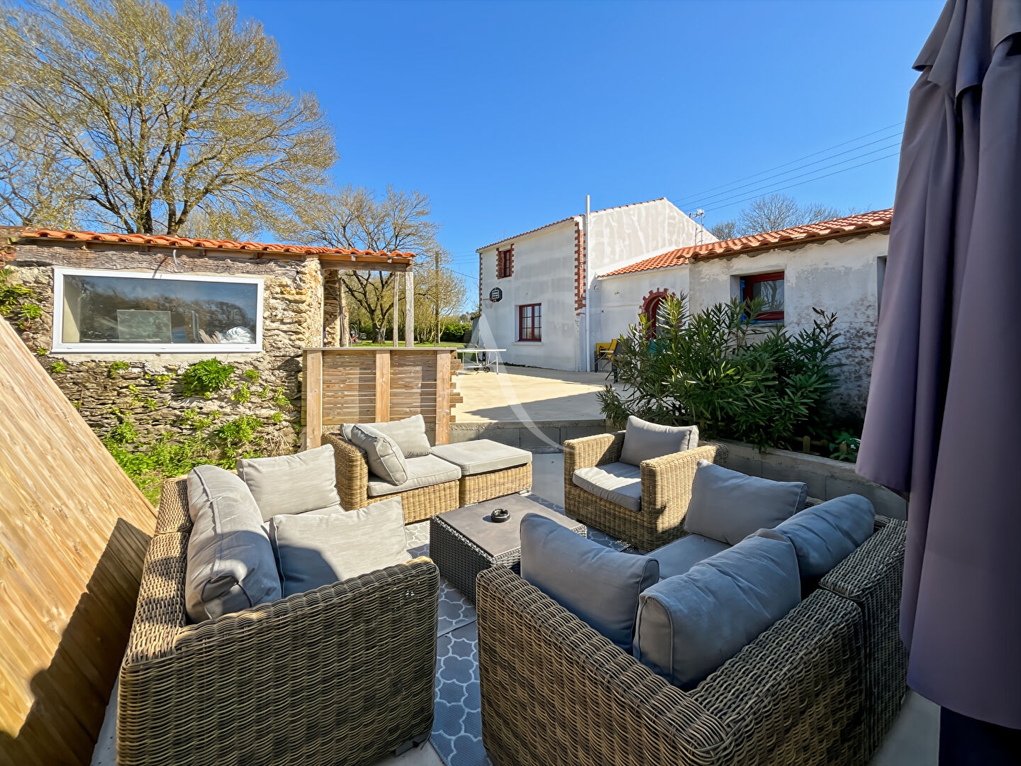 Maison en pierres rénovée de plus de 200 m² avec dépendances et grange à réhabiliter
