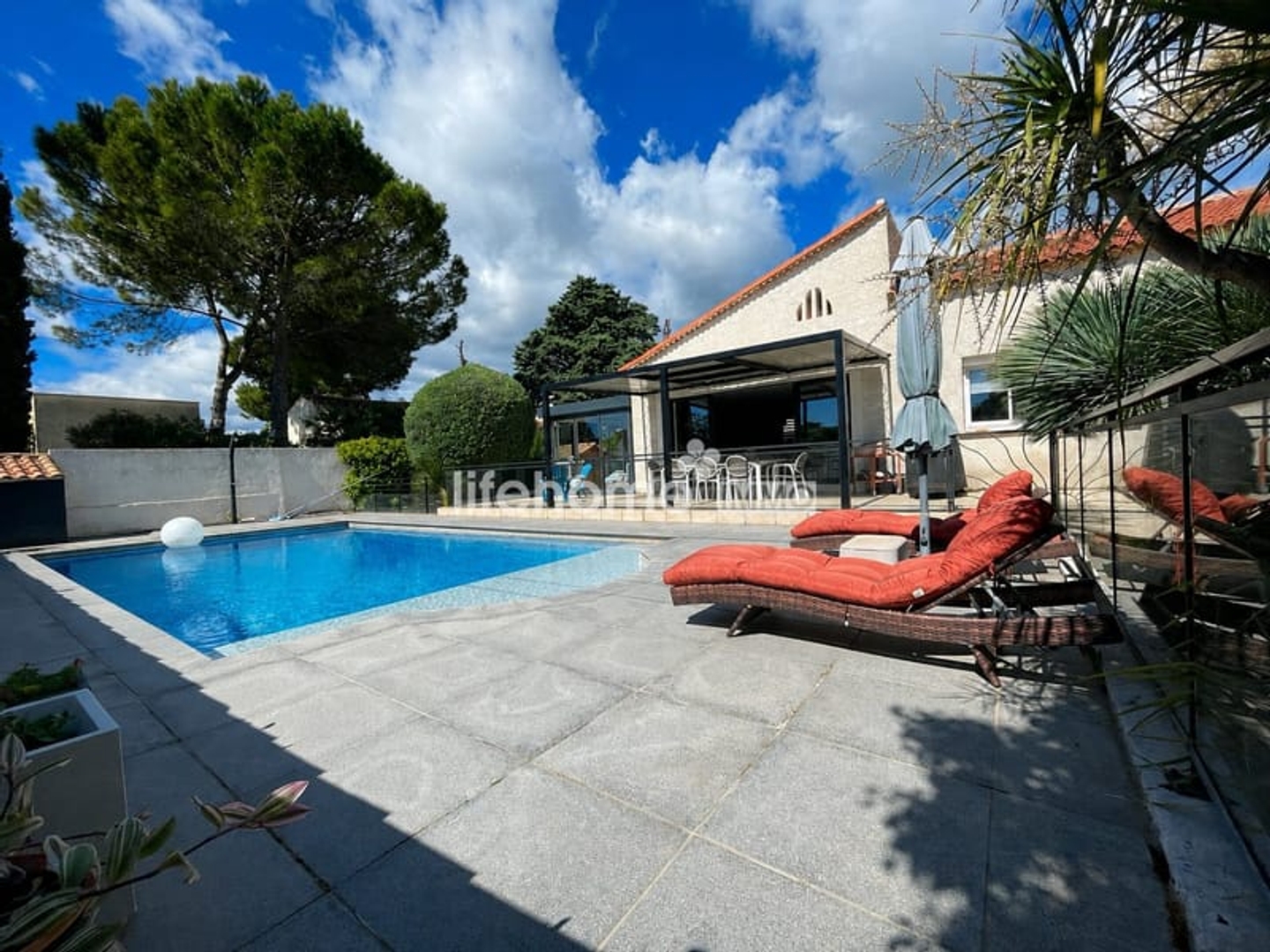 Superbe propriété familiale avec piscine sur jardin arboré de