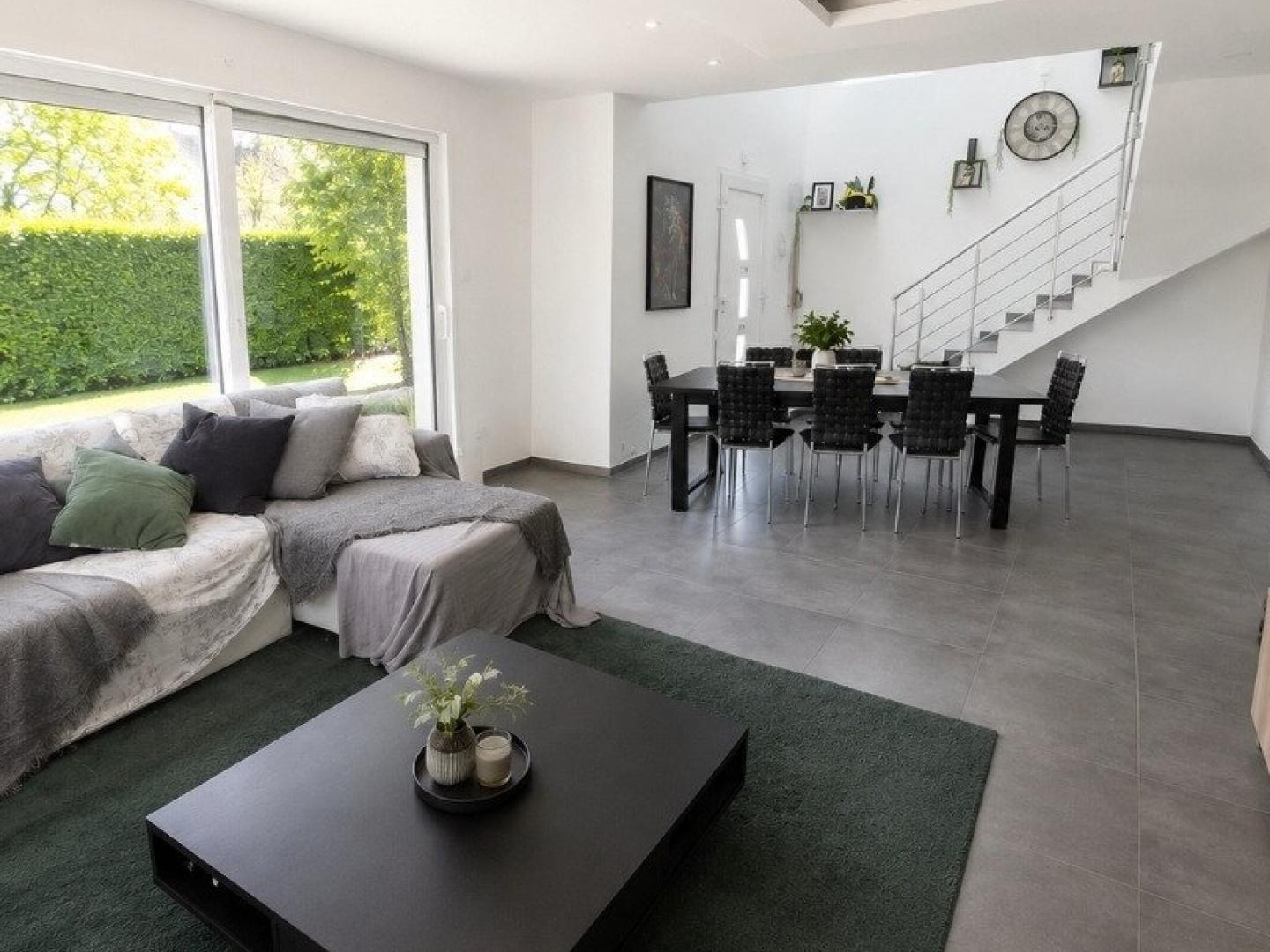 Laissez-vous séduire par cette magnifique maison contemporaine où confort, modernité et qualité de vie se rencontrent.