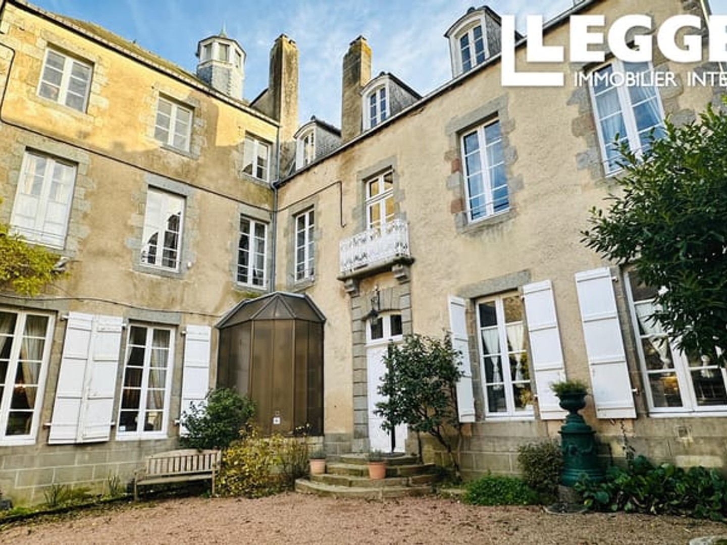 Hôtel particulier historique du XVIIe siècle à Mayenne - demeure élégante au coeur de la ville