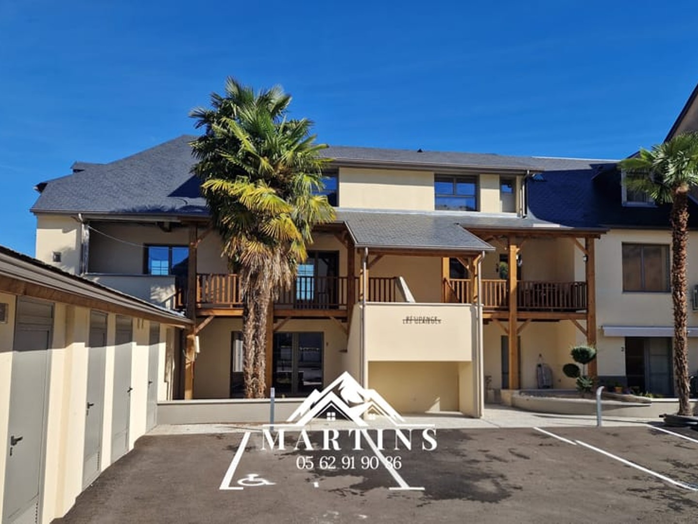 ARGELES-GAZOST - Surface plateau en duplex de 95m2 avec balcon, cave et parking.