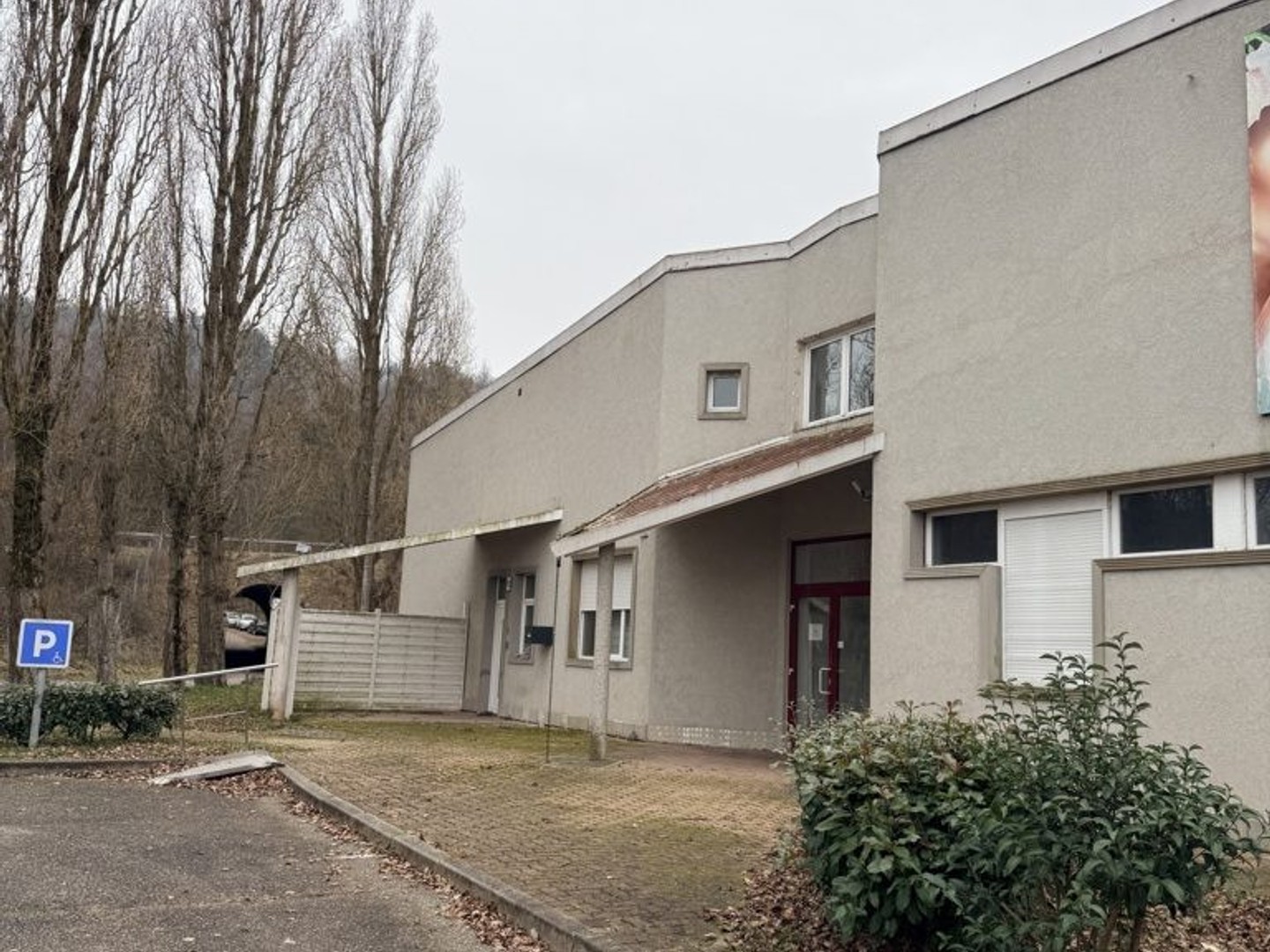 Local commercial 4 pièces 900 m²