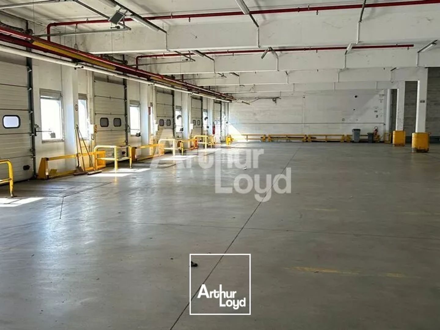 VILLEBAROU - VENTE ENTREPÔT DE 14 760 M² - ZONE INDUSTRIELLE