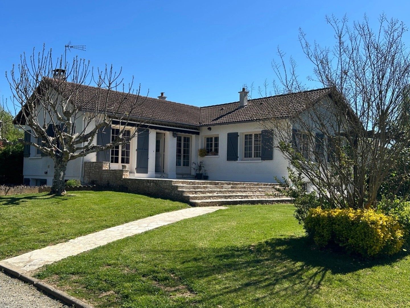 TRÈS BELLE MAISON INDIVIDUELLE SUR SOUS-SOL, 5 CHAMBRES, 3705 M² EN PARTIE BOISÉ + FORAGE, SANS VIS A VIS