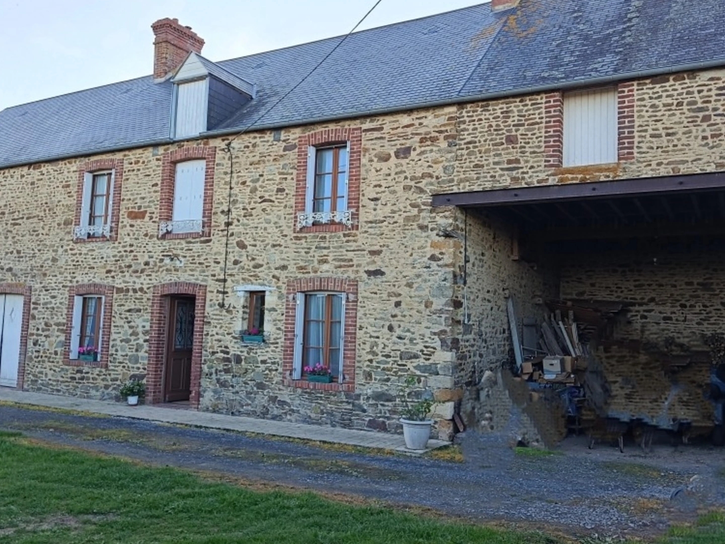 À VENDRE LONGÈRE 5 PIECES 3 CHAMBRES AVEC DÉPENDANCES ET TERRAIN - LES MONTS D'AUNAY (14)