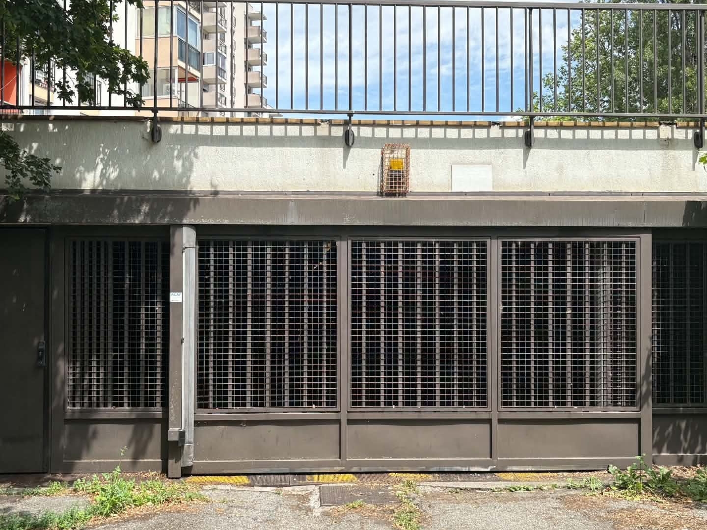 GARAGE SÉCURISÉ DE 14,84 M2 AVEC LUMIÈRE ET PRISE ÉLECTRIQUE