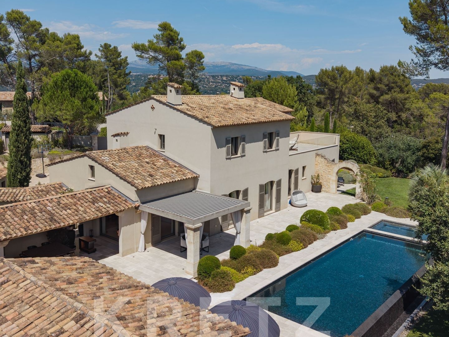 Maison à vendre - 8 pièces - 395m2 - Tourrettes (83440)