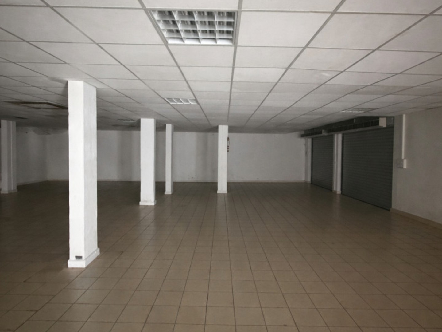 Local commercial – 580 m² – Saint-André (97440)