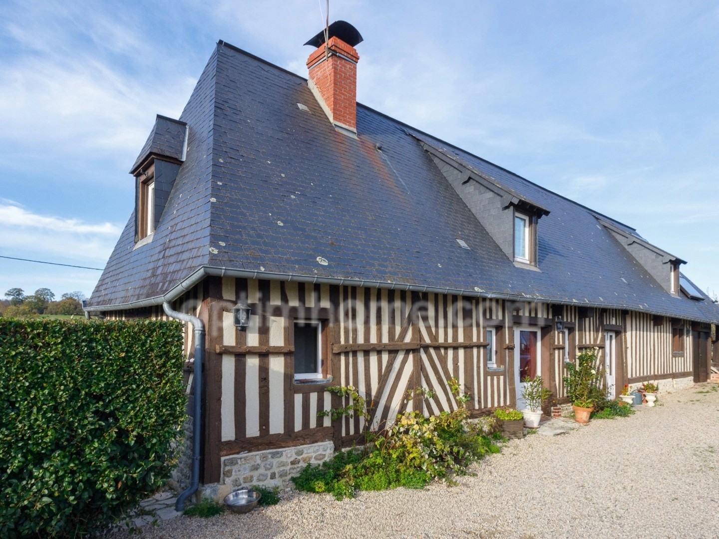 DOZULE - Maison normande de caractère - 175 m² - 4 à 6 chambres - Terrain 2 800 m² avec tennis - Proche commerces et plages - Garage