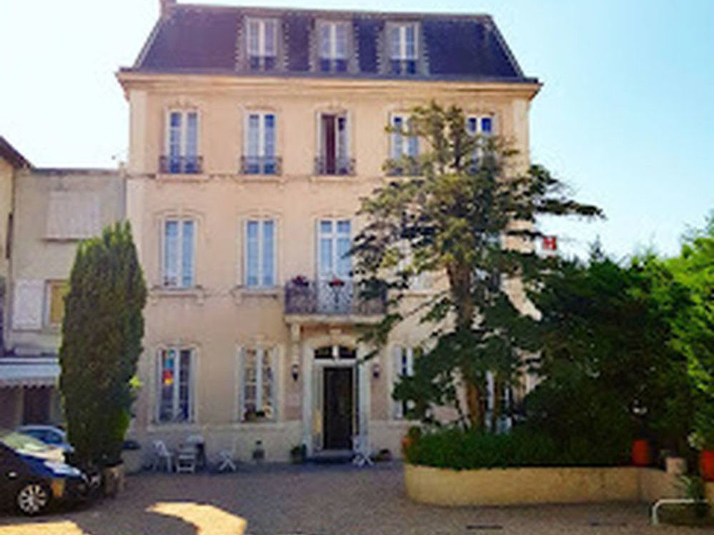 Hôtel particulier plus 2 hangars