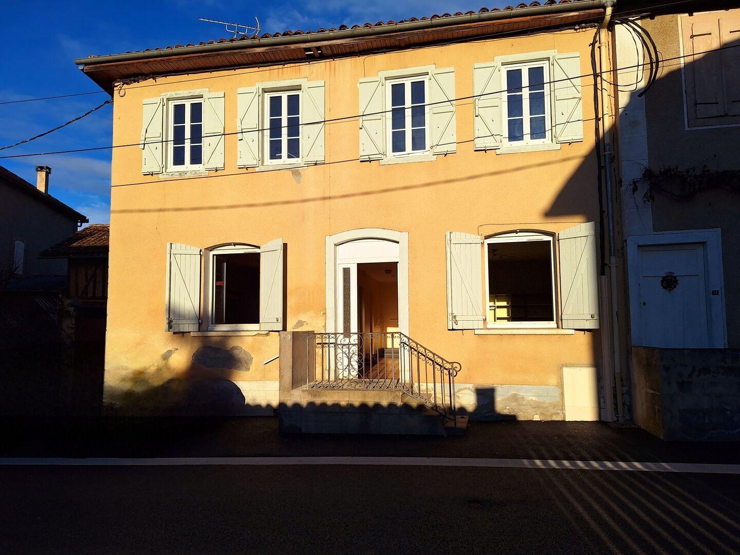 A vendre dans les Hautes-Pyrénées (65): située au coeur d'un charmant village, cette maison avec jardin et cour a été divisée en
