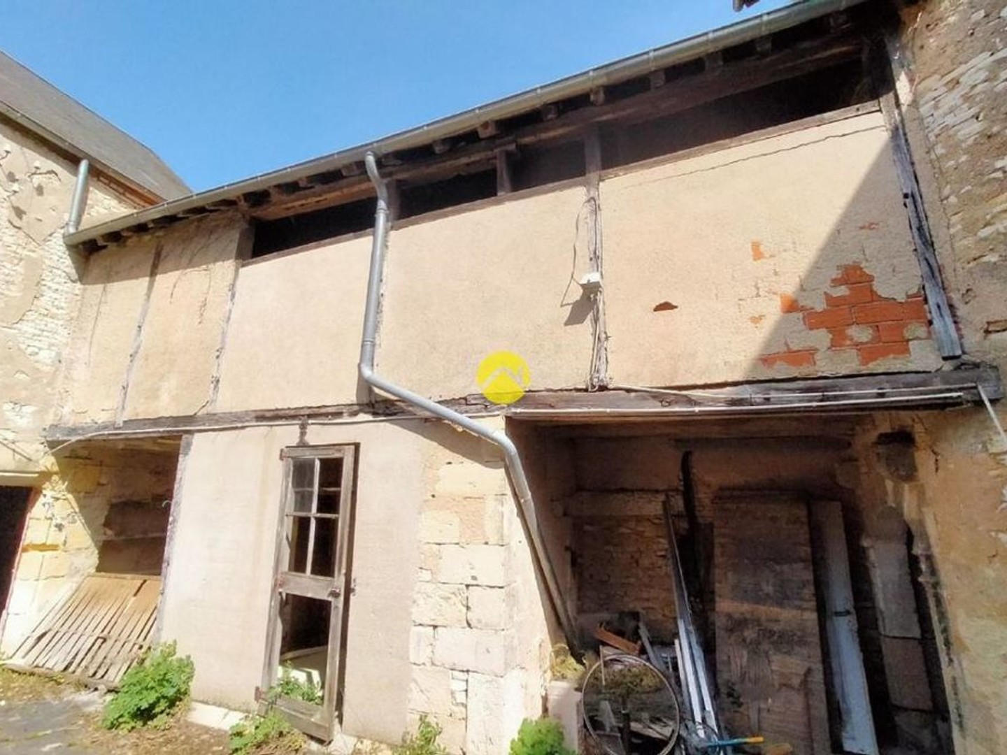 magasin avec tour en pierres