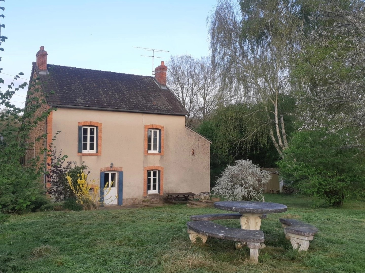 Maison en pierre 105m², 3 chambres sur 1 hectare de terrain + 3ha de terrain indépendants supplémentaires 78 000 €