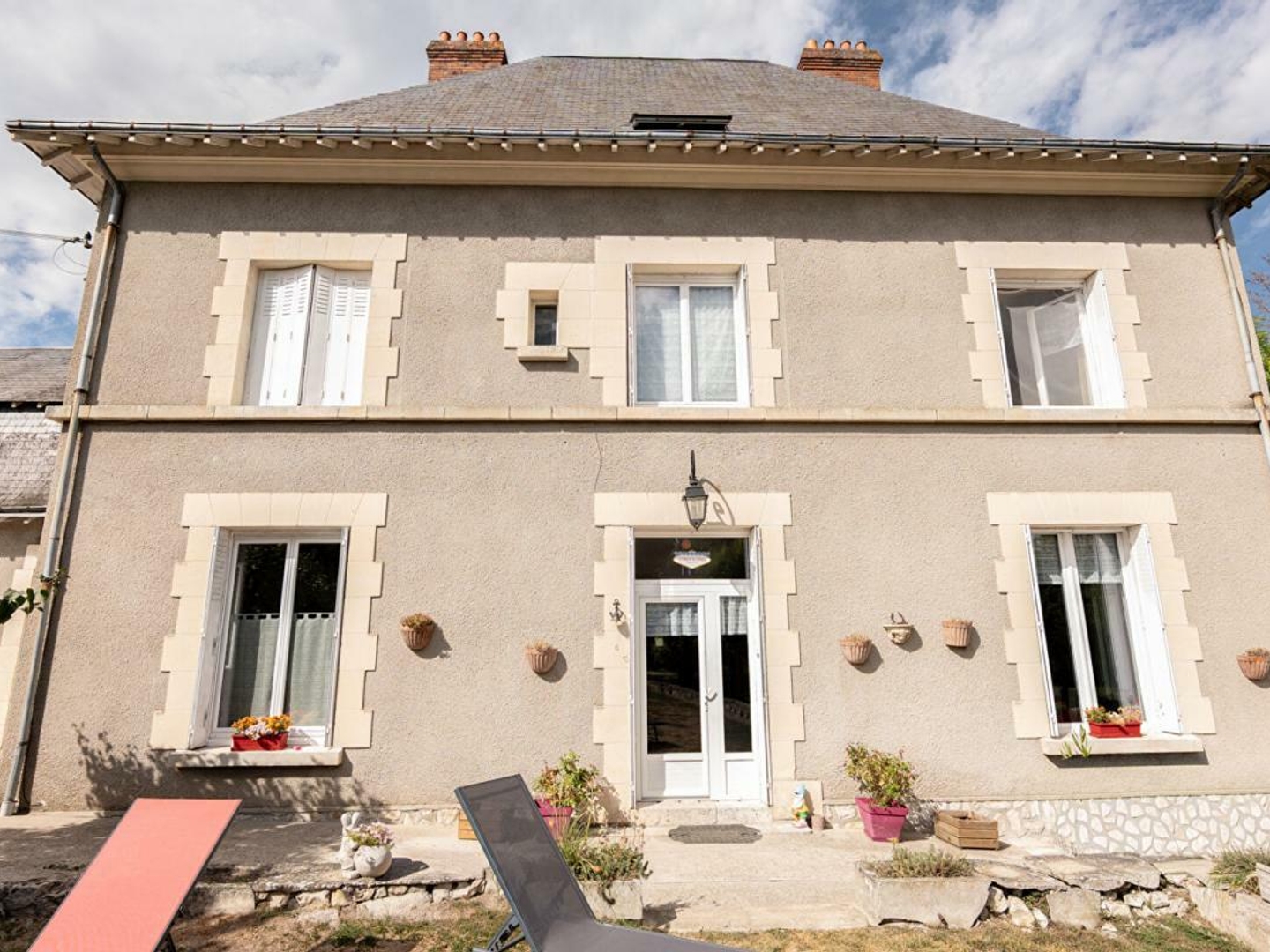 LIEUX UNIQUES ® - PROPRIÉTÉS PRIVÉES Blois-Chambord PROPOSE DEUX MAISONS DES ANNEES 50 SUR 4.6 HA DE TERRAIN