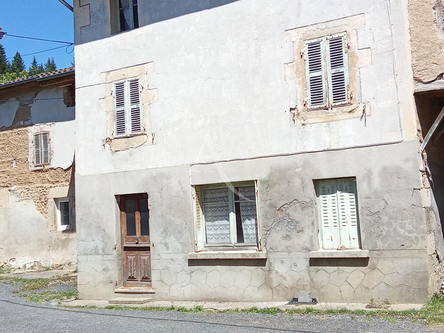 EN VENTE - AUGEROLLES ensemble immobilier de 2 Maisons jumelées.