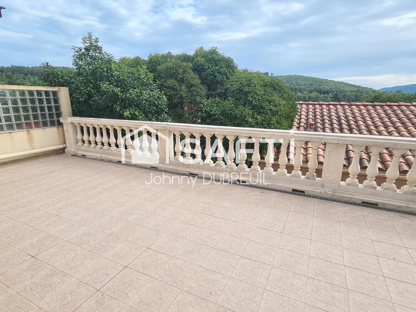 Carnoules - Immeuble 6 logements, caves, terrasse, compteurs individuels