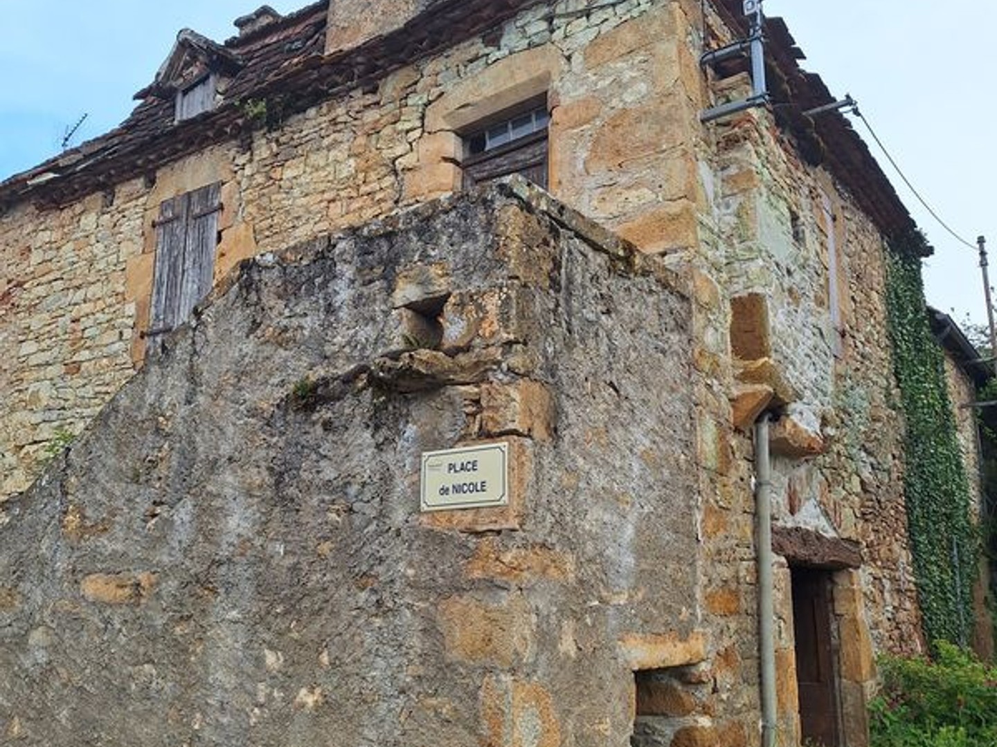 Petite maison mitoyenne à rénover avec grange