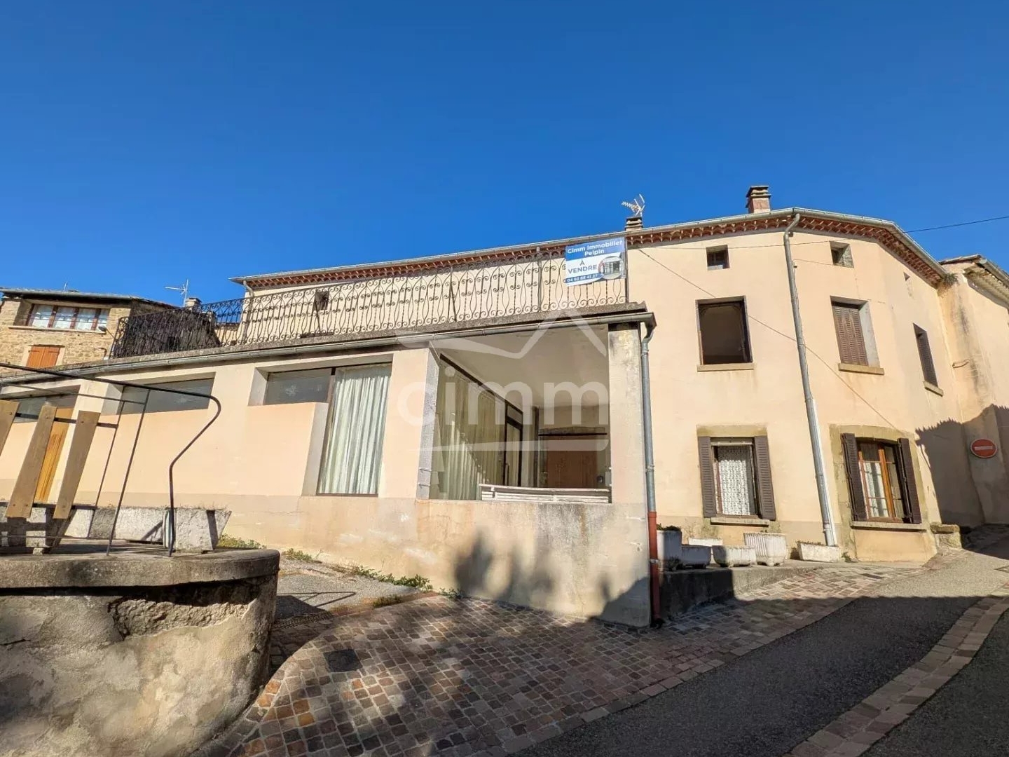 Maison de village avec garage et terrasses