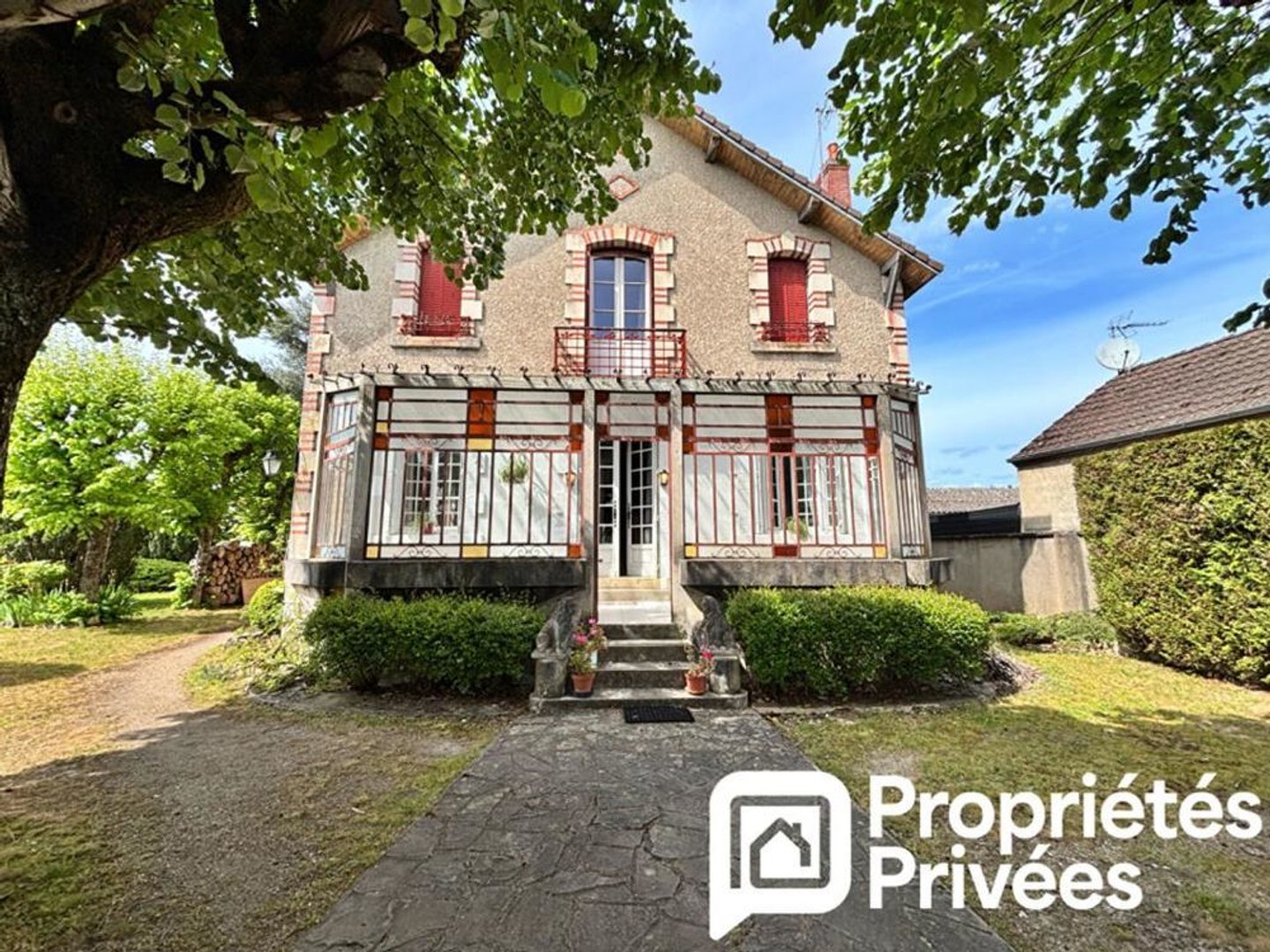 Maison à vendre - 7 pièces - 185m2 - Mehun-Sur-Yèvre (18500)