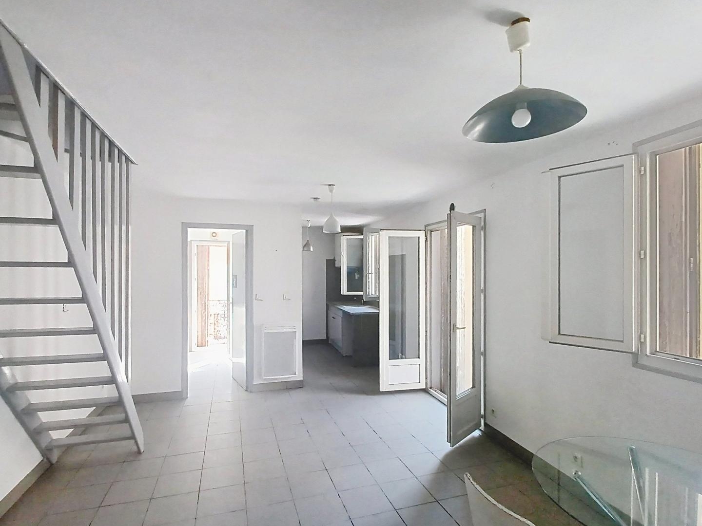 Un immeuble -1 local-4 appartements-2 garages