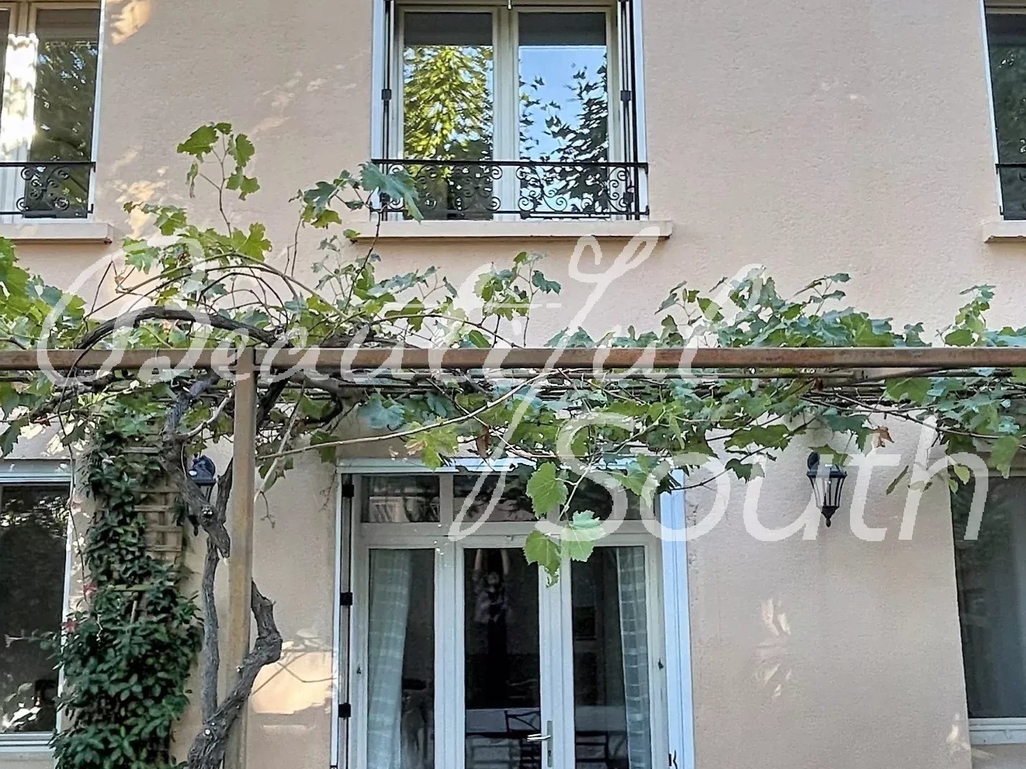 MAISON DE VILLAGE RÉNOVÉE AVEC JARDIN ET PARKING - SORÈDE
