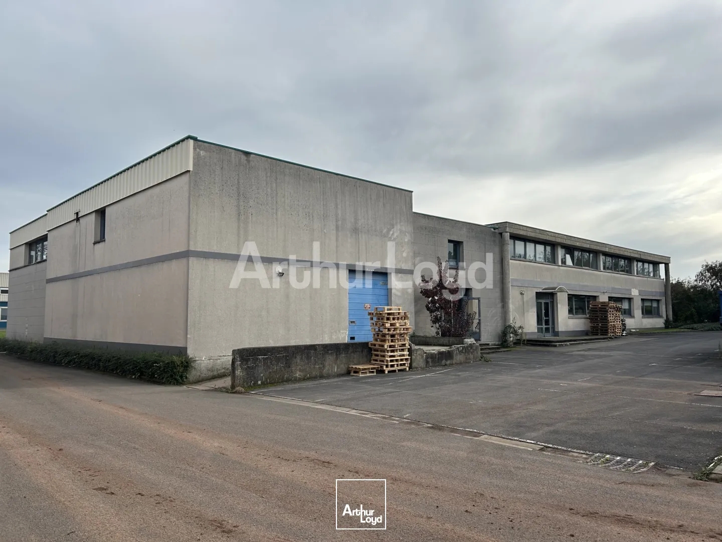 Locaux d activité à vendre à Tourcoing avec vaste parking et stockage extérieur