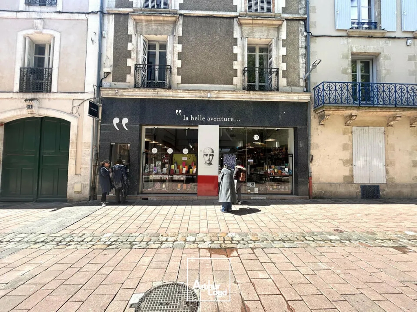 A VENDRE - LOCAL COMMERCIAL EMPLACEMENT N°1 - POITIERS CENTRE-VILLE - 117m²