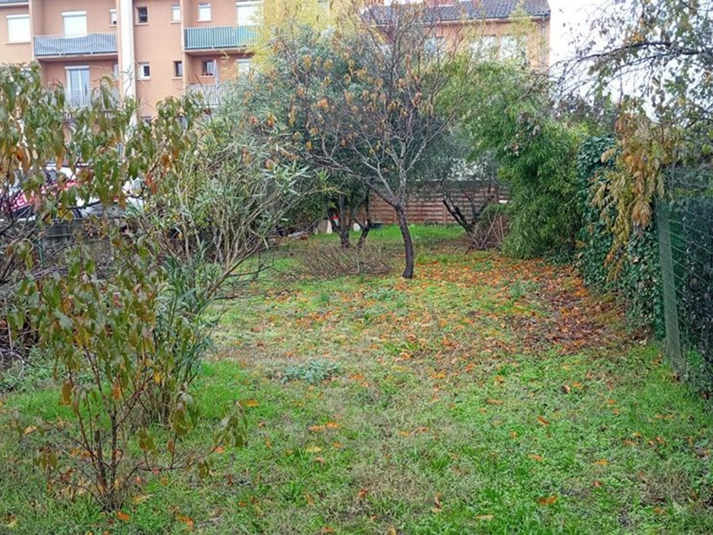 Garages et Terrain constructible 532 m2