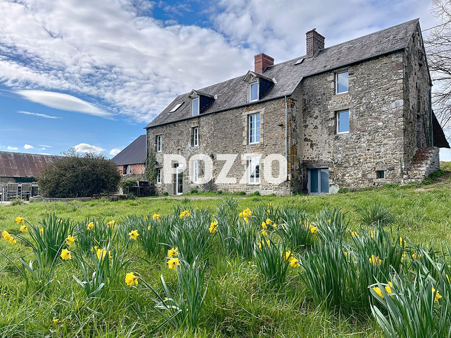 A vendre: Saint-Louet. Fermette du 17 éme siècle avec dépendances .+ de 4 Hectares de terres.
