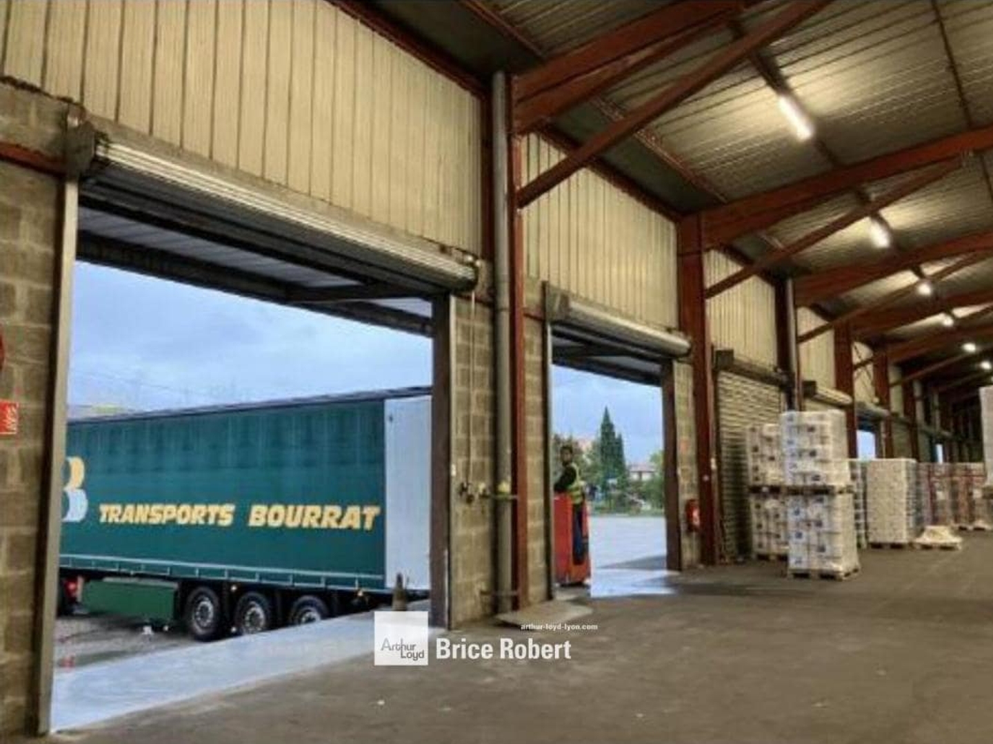 Entrepôt à louer ou à vendre à Saint-Genis-Laval nombreux quais de chargement