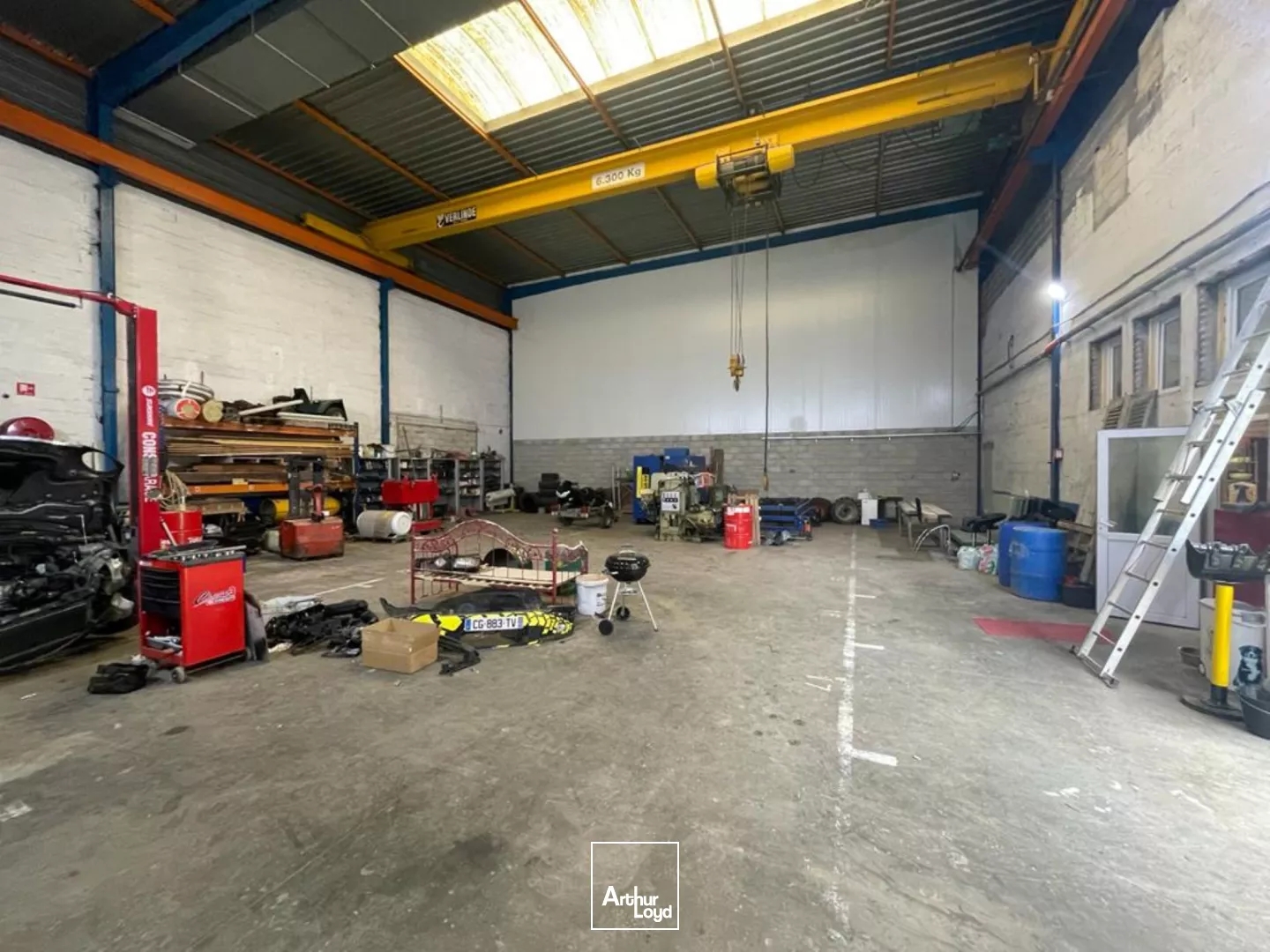 Locaux d'activité à vendre à Marines 340 m² avec hauteur de 9 m