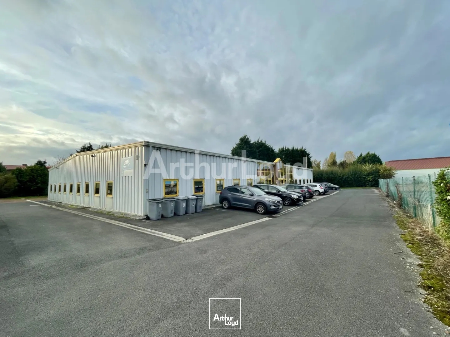 Locaux d'activité à vendre à Neuville-en-Ferrain plain-pied sur terrain spacieux