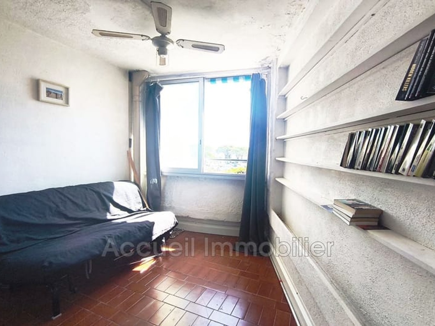 Studio au 1er étage d''environ 25 m² avec loggia vitrée. Parki