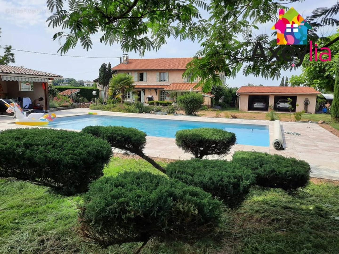 A vendre - secteur mably - belle maison rénovée avec quatre chambres, grand terrain, étang et piscine