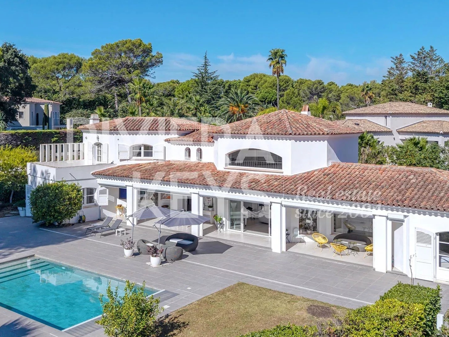 MOUGINS : Villa exceptionnelle au coeur d'un domaine fermé avec vue sur la verdure