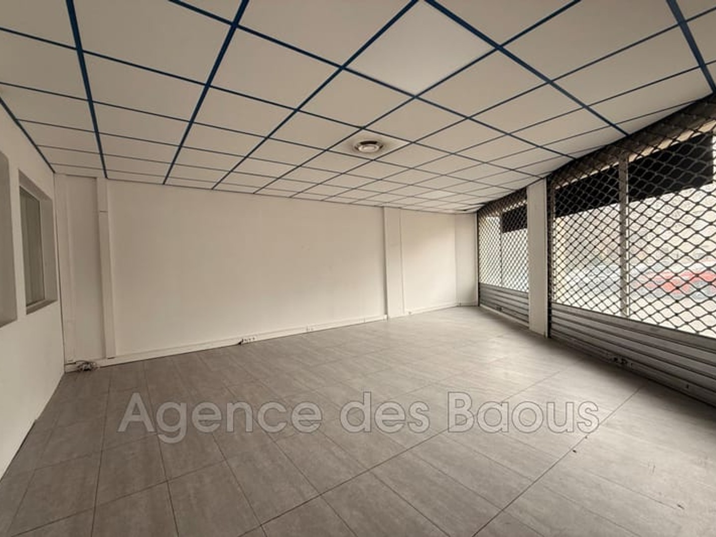 Immeuble commercial 100 m²