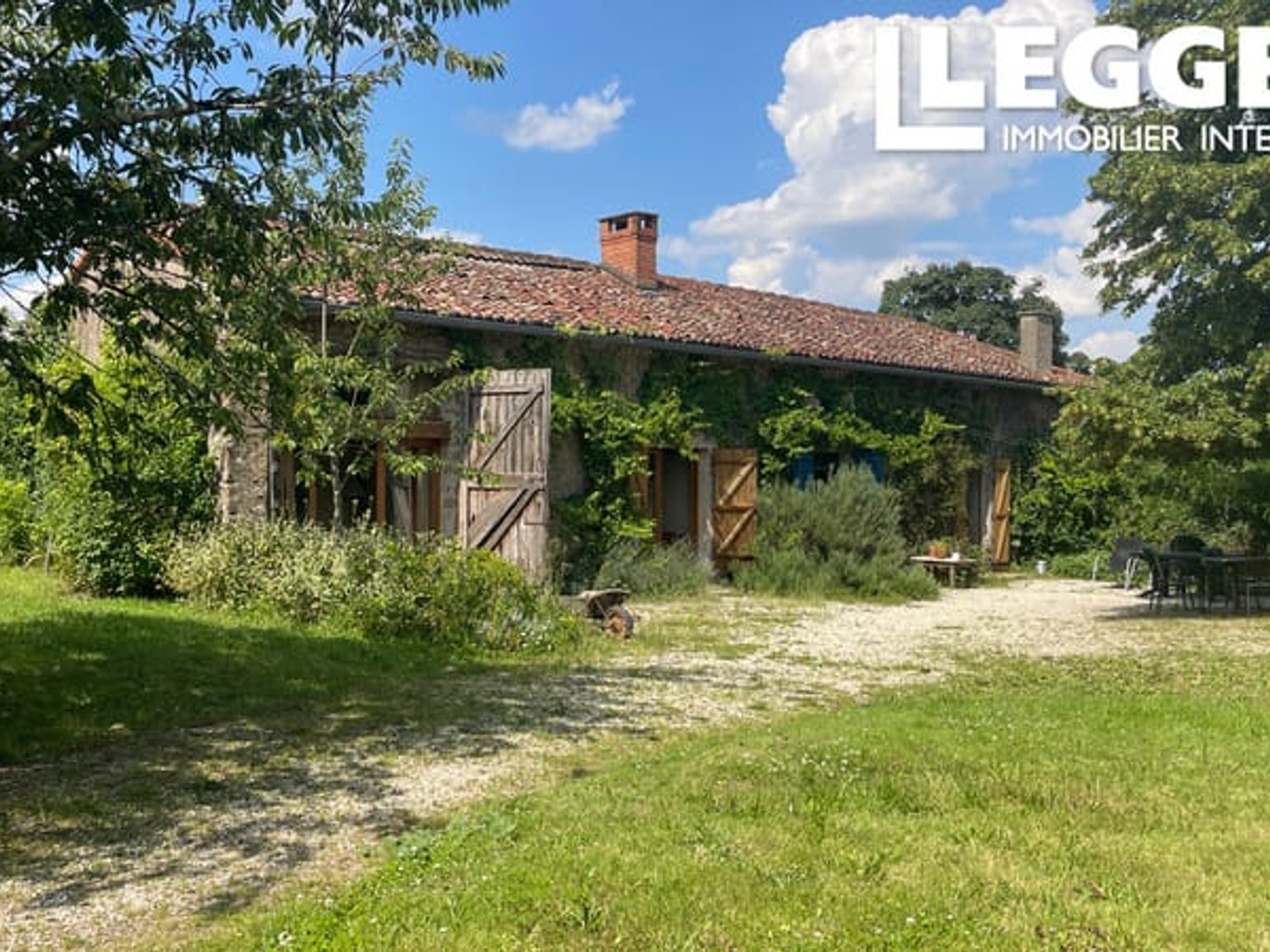 Très jolie maison authentique aux abords du village, avec piscine, beaux volumes et fort attrait locatif.