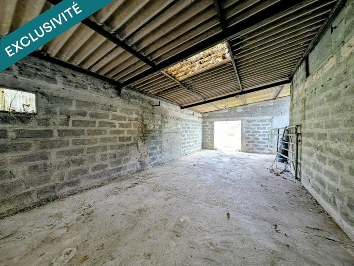 HANGAR / GARAGE / LOCAL DE STOCKAGE / ENTREPOT